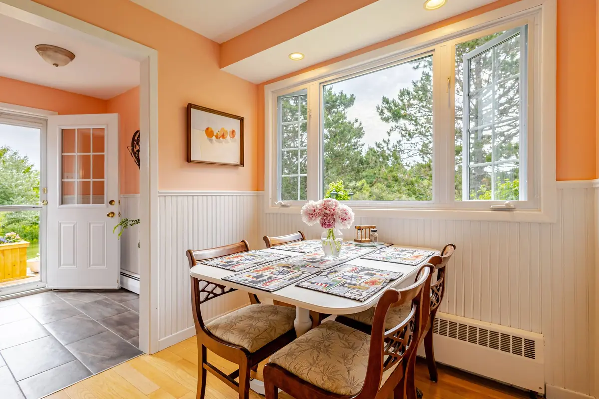 The breakfast table by the window
